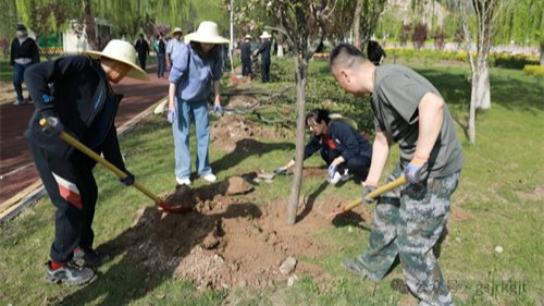 “植此青绿，共绘青山”——压球手机在线官网-压球(中国)
开展义务植树活动